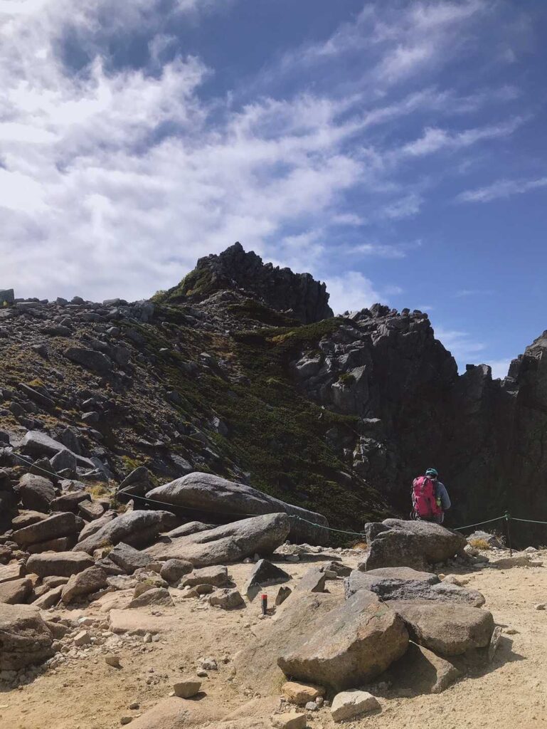 中岳を目指す
