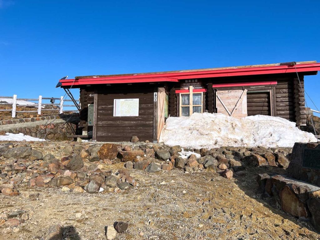 峰の茶屋避難小屋