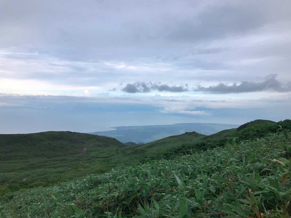 日本海を眺めながらの稜線