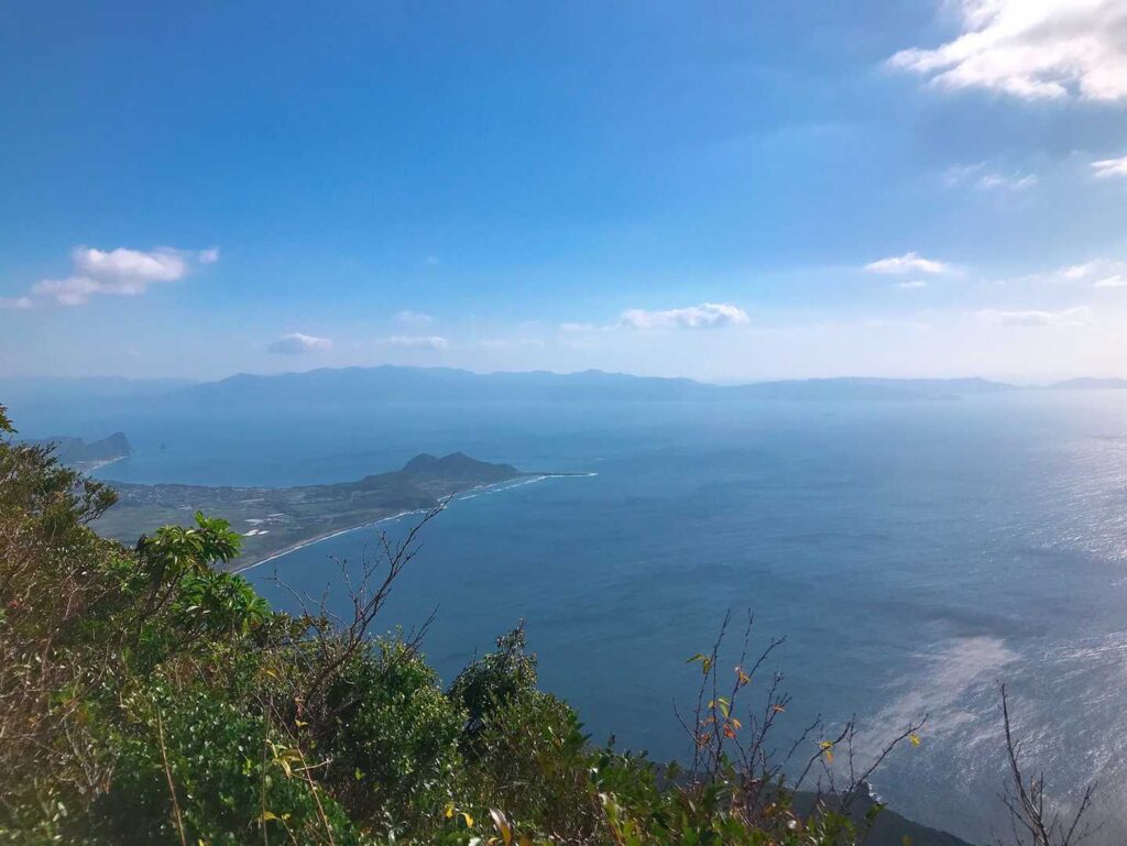 山頂からの海の展望