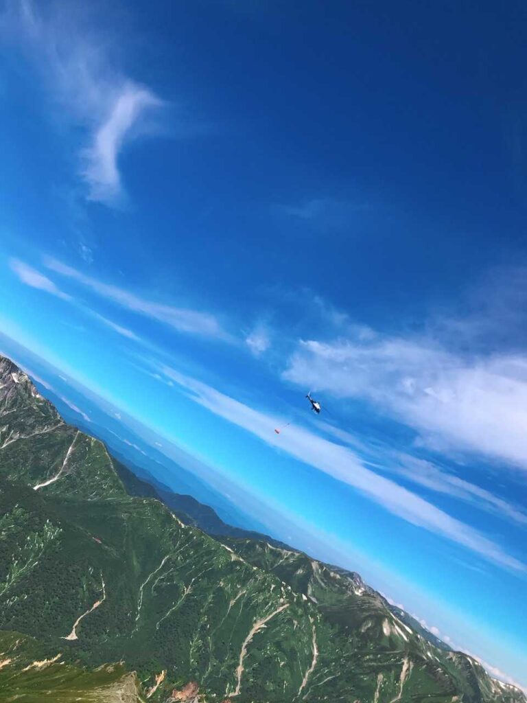 ヘリが荷降ろし中