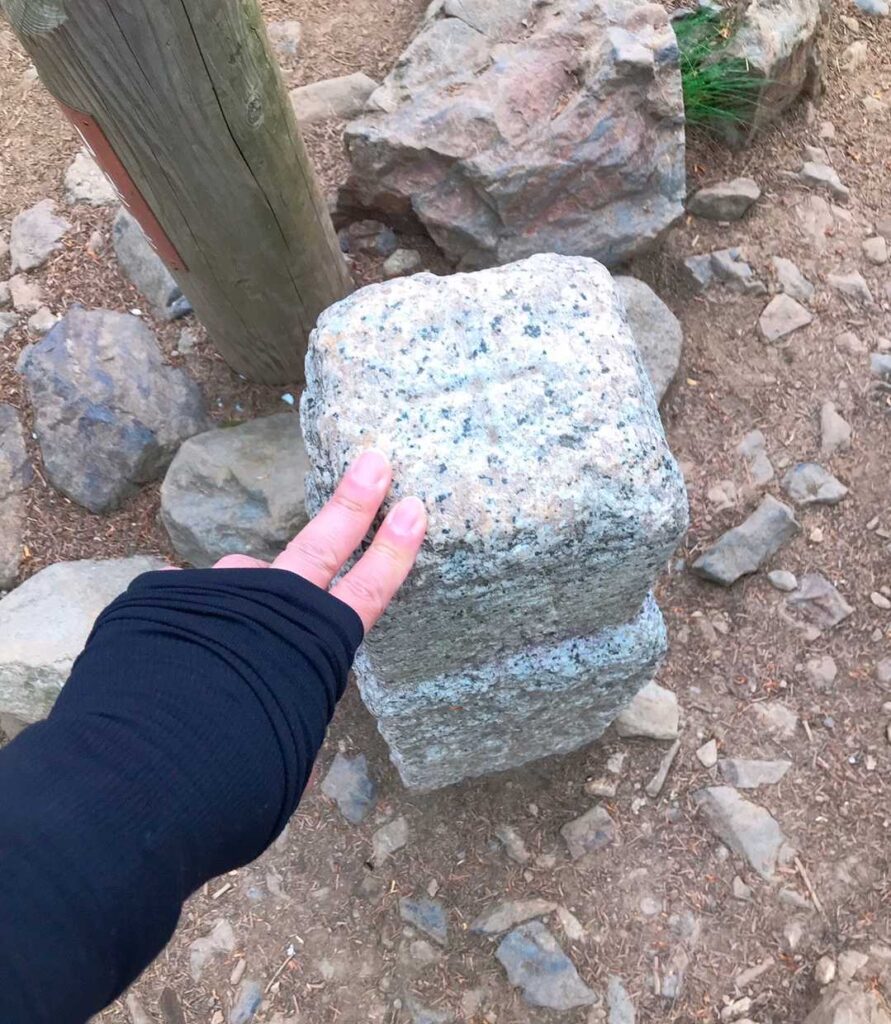 山頂標識にタッチ