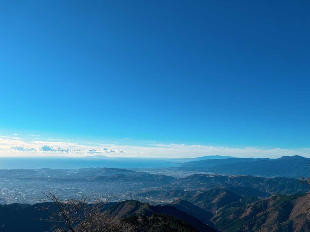 相模湾と三原山の眺め