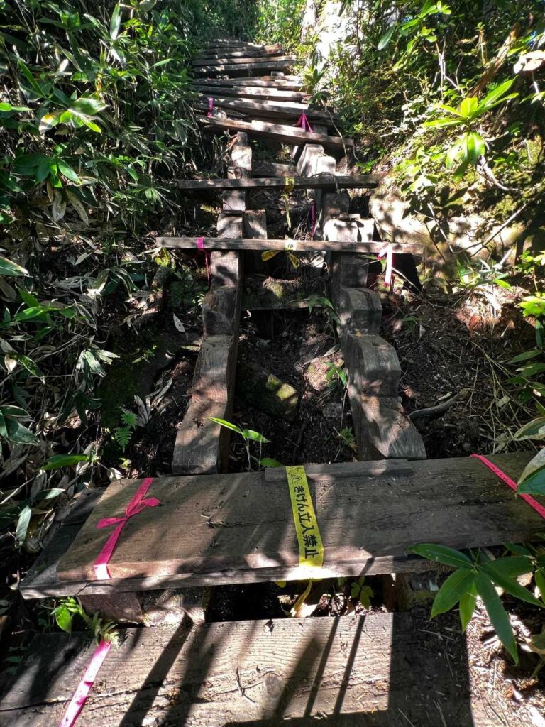 壊れた階段に立入禁止テープ