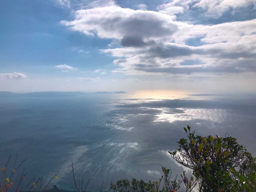 山頂で眩しい日差し