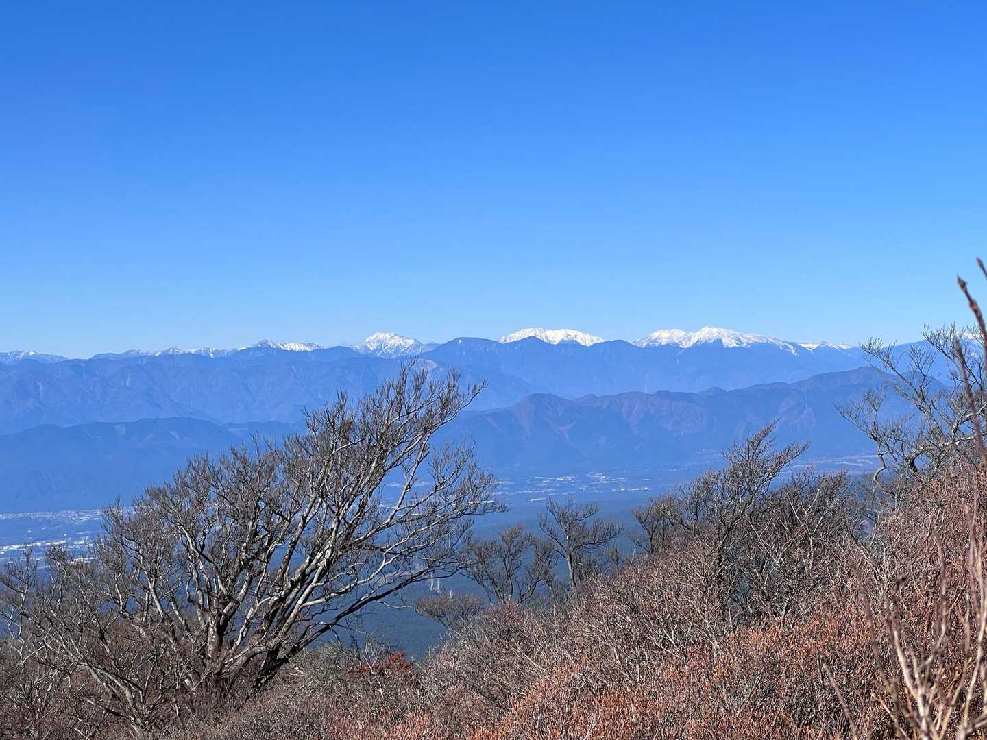 南アルプスの雪山パノラマ