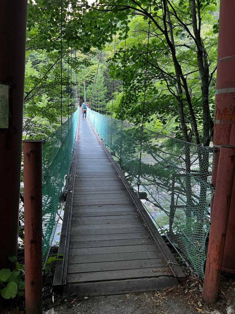 よく見るつり橋を渡って