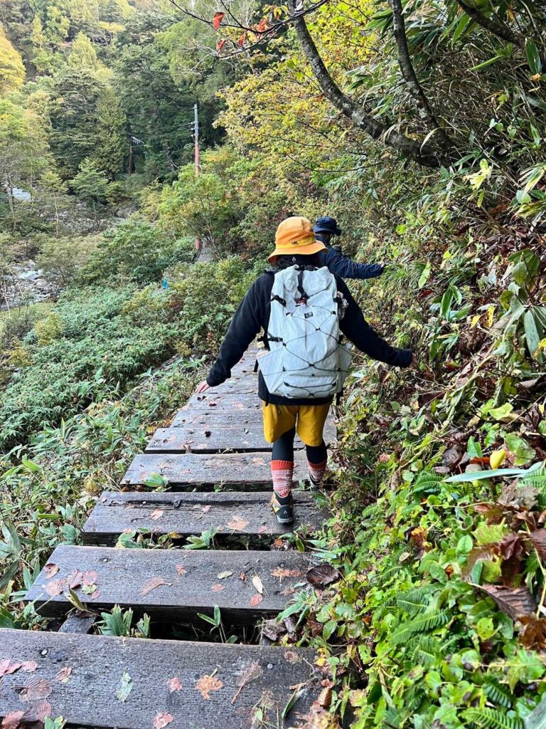 崖際の木道を慎重に進む