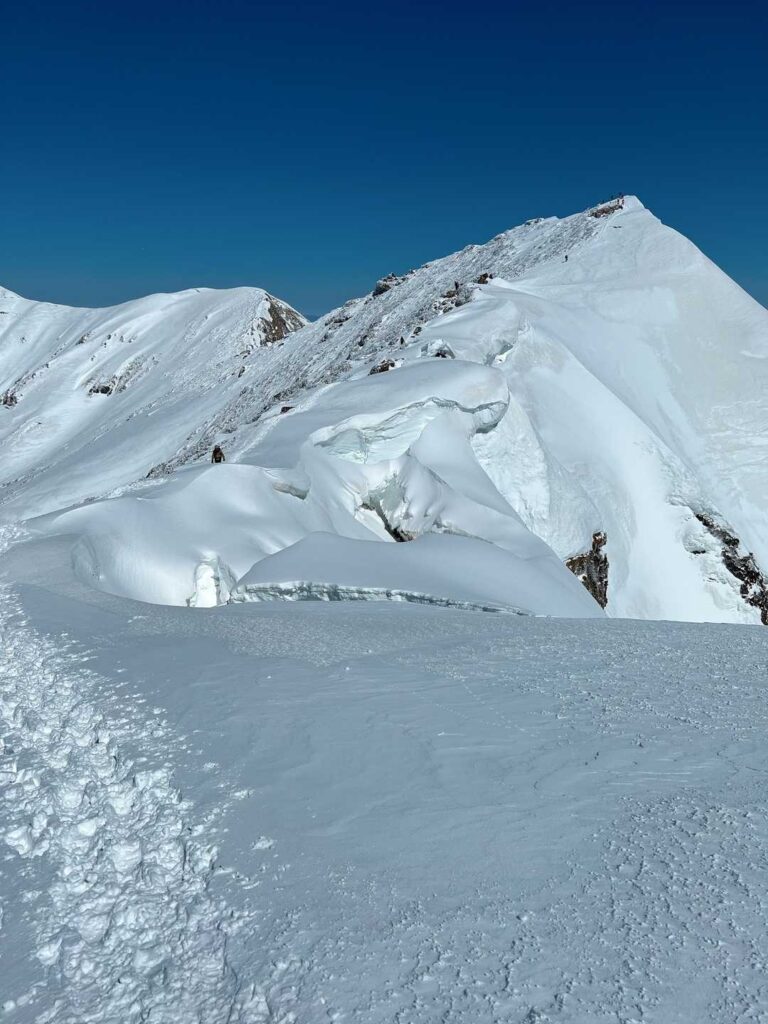 雪庇が張り出す稜線