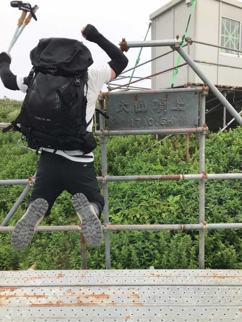 山頂標識（工事中）