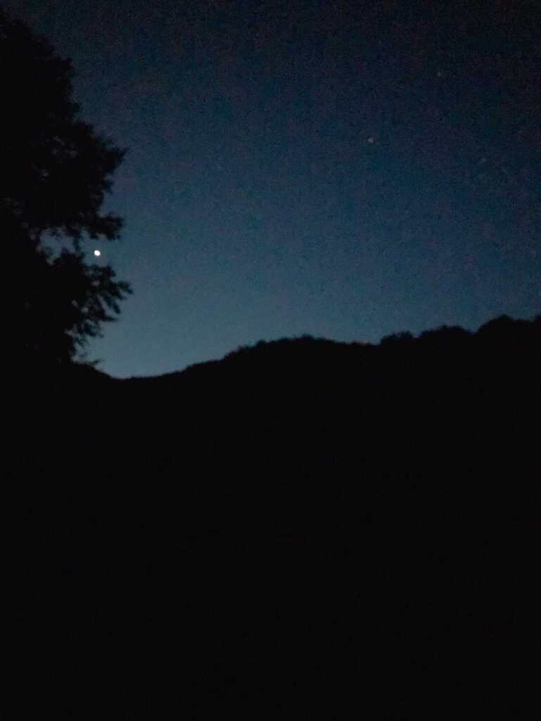 東の空が染まる夜明け