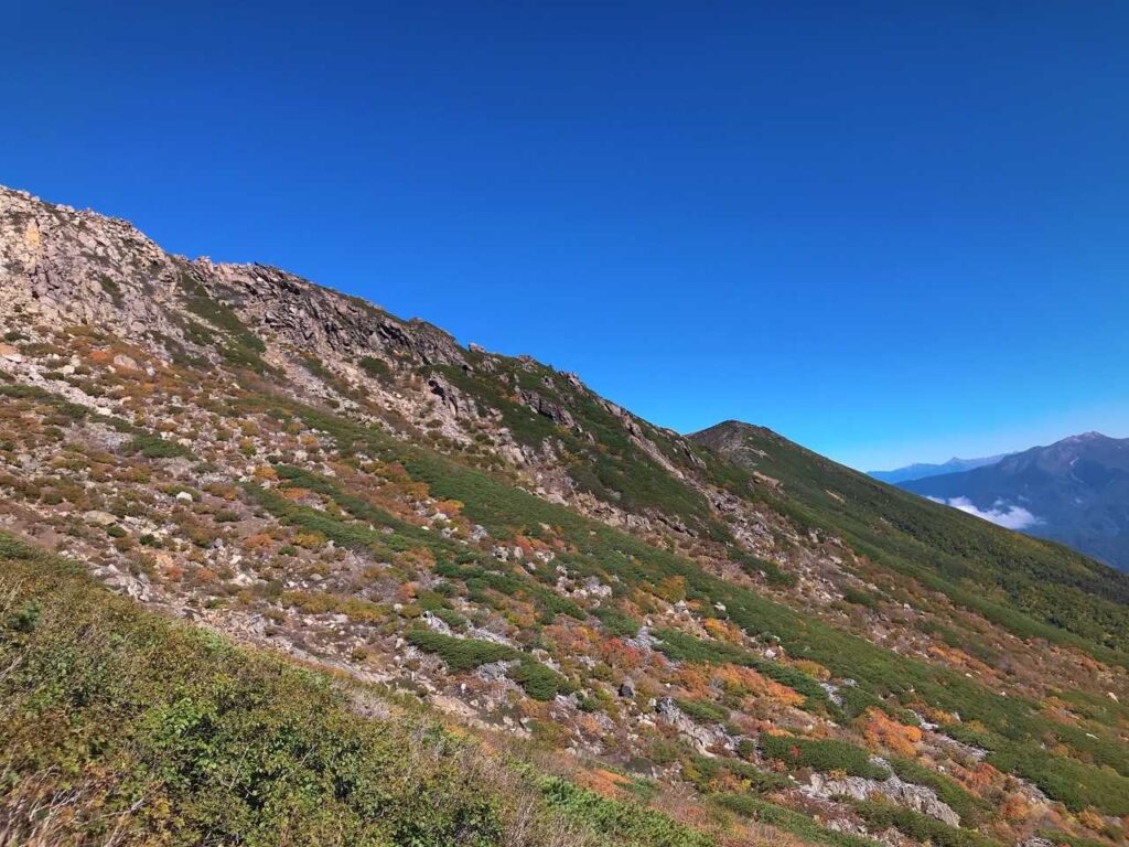 紅葉が始まった山腹