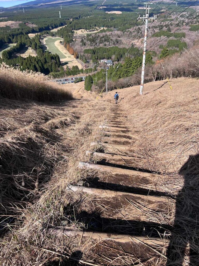 階段を降りると