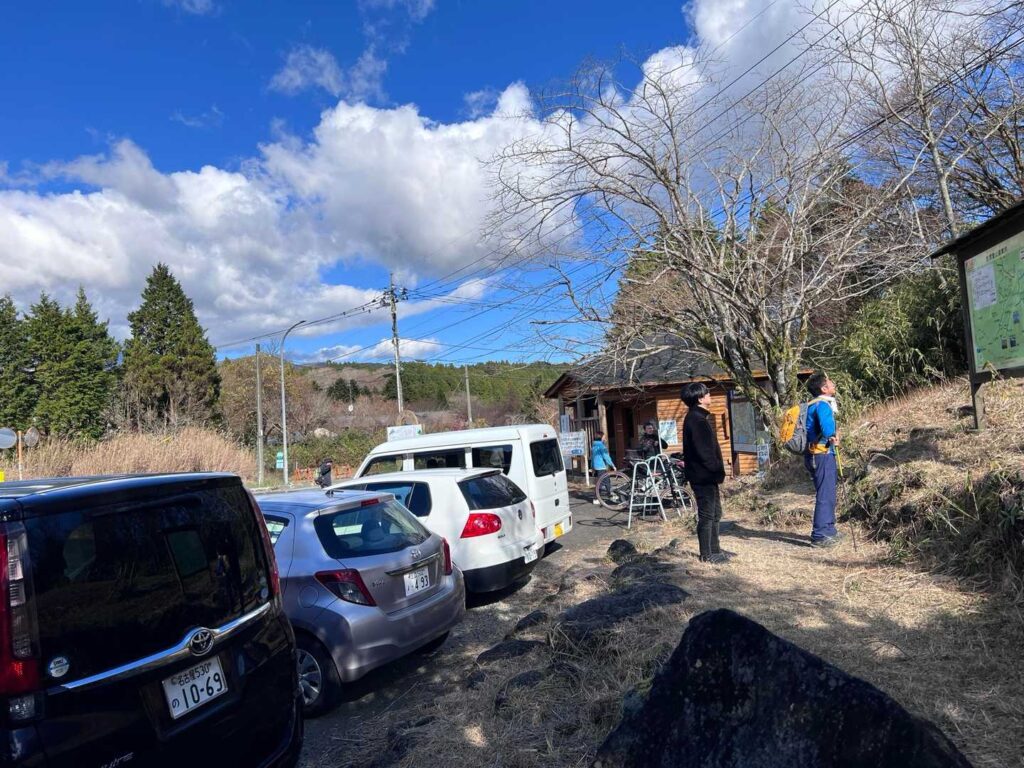 駐車場に無事下山