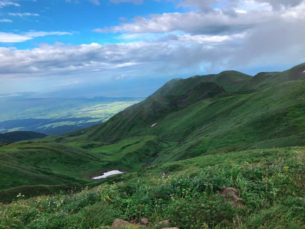 カッパを脱いで青空の下へ