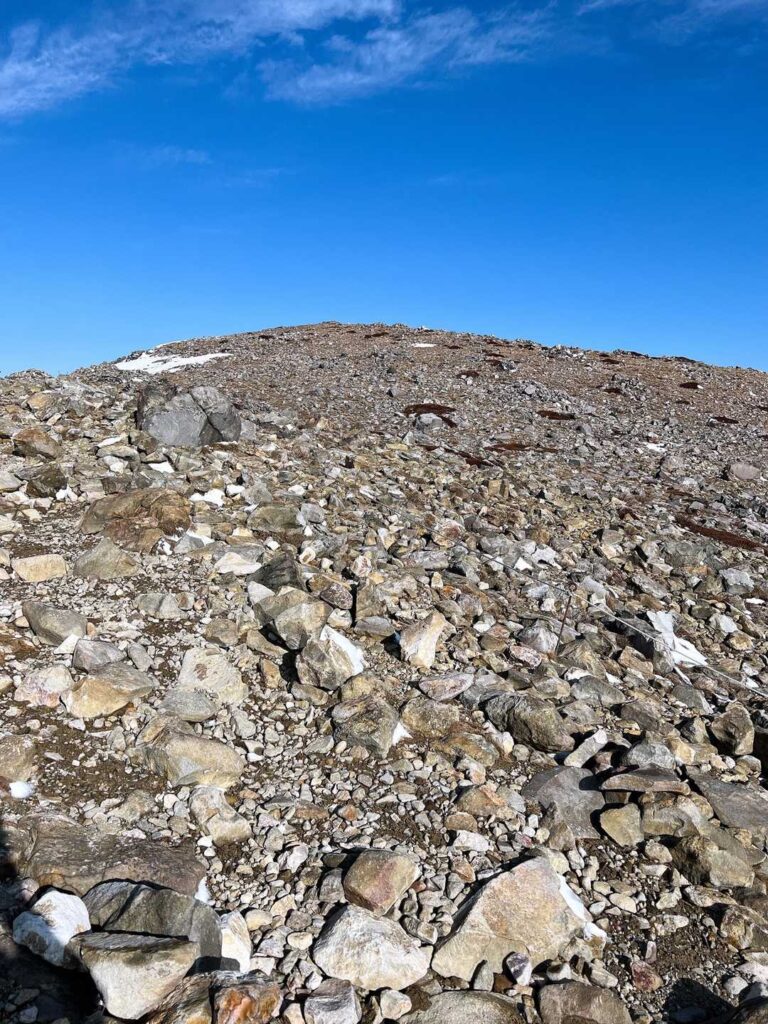 お釜付近は雪なし