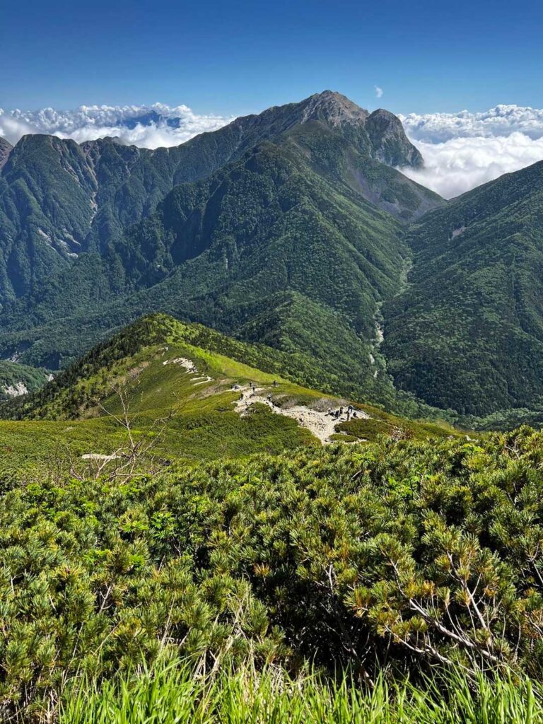 奥に甲斐駒ヶ岳とキャンプ場