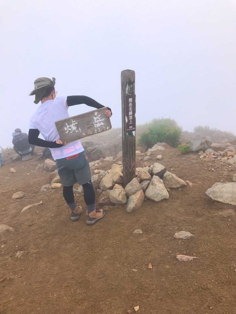 山頂到着、でも真っ白