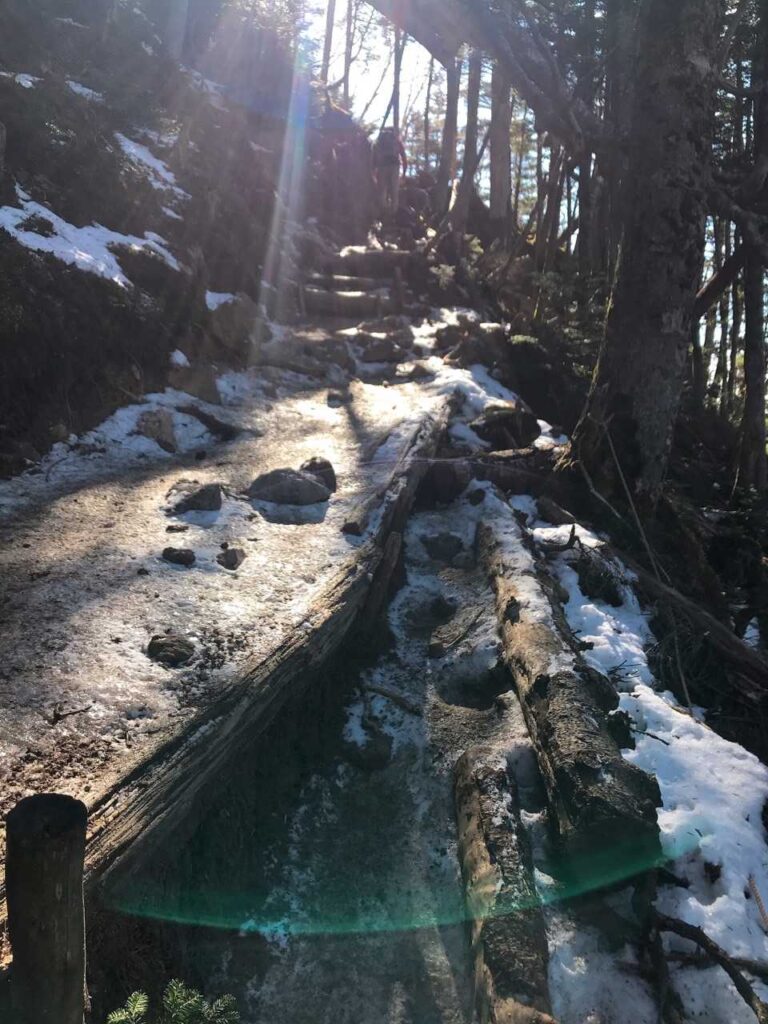 カチコチに凍った登山道