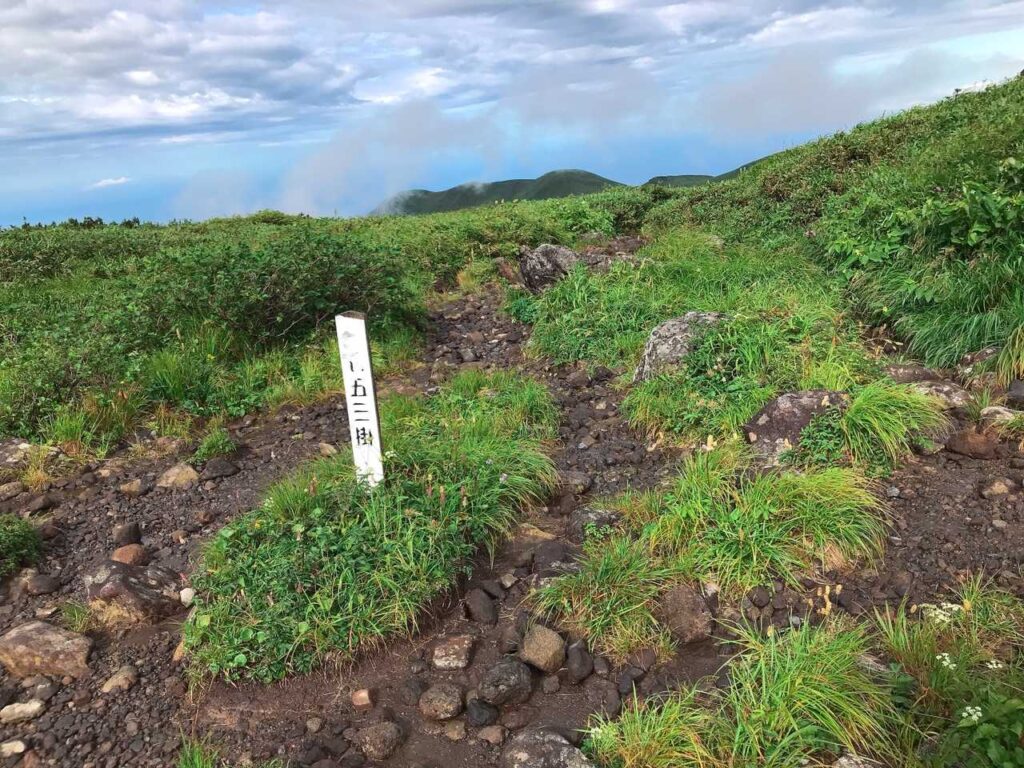 青空が広がった稜線