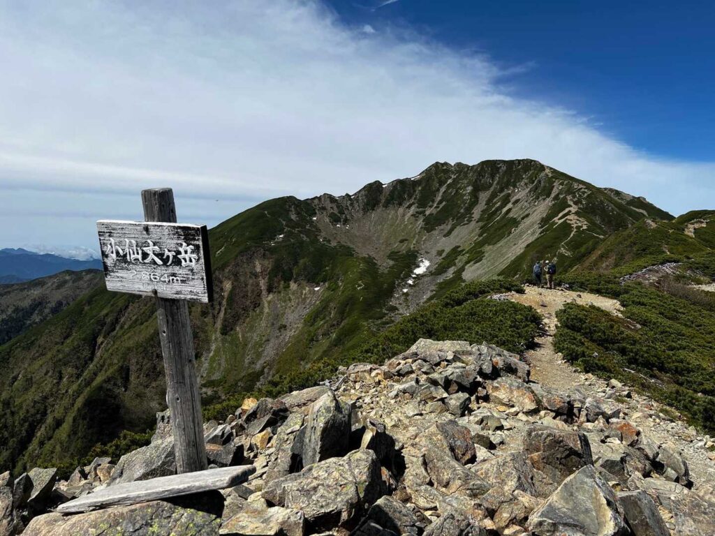 暑い稜線で一息