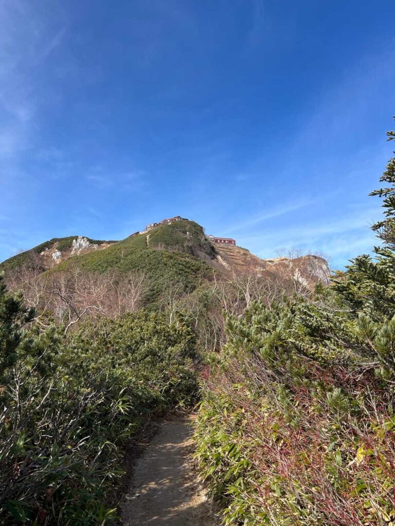 遠くに見える燕山荘。思ったよりずっと大きい