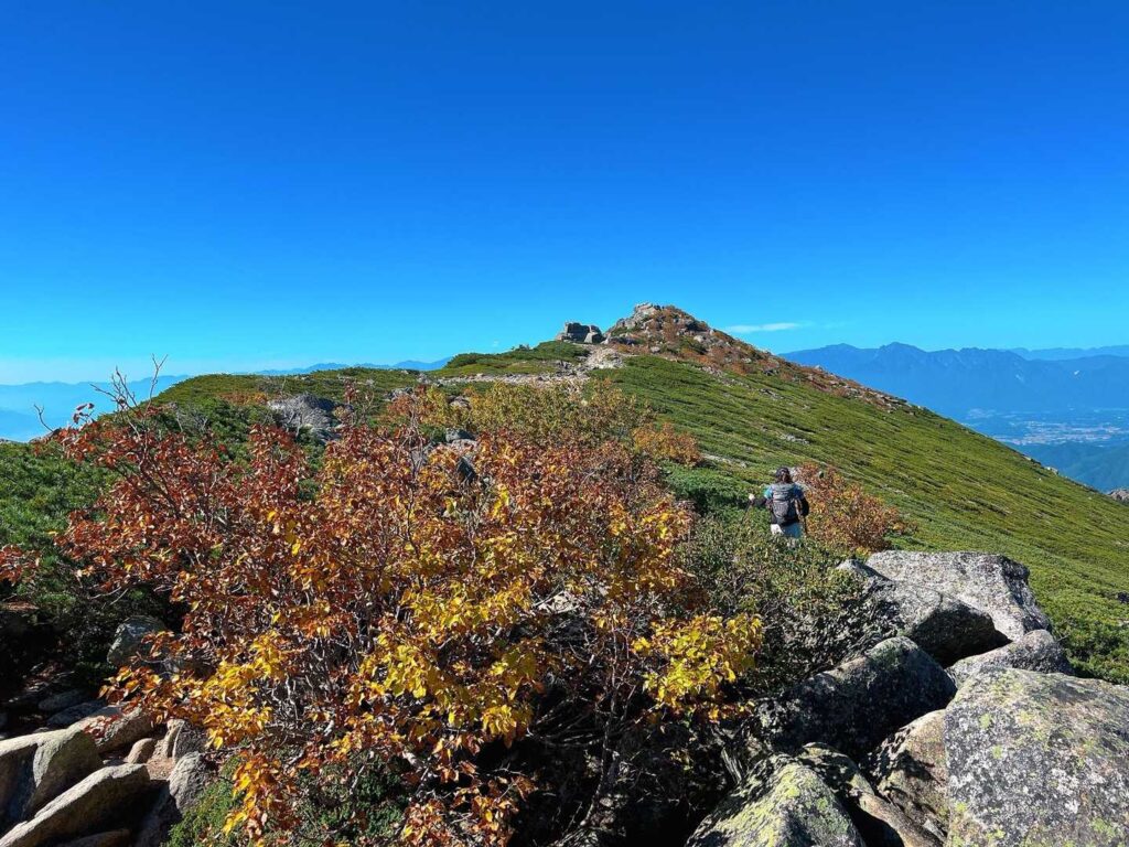 山頂手前の岩場