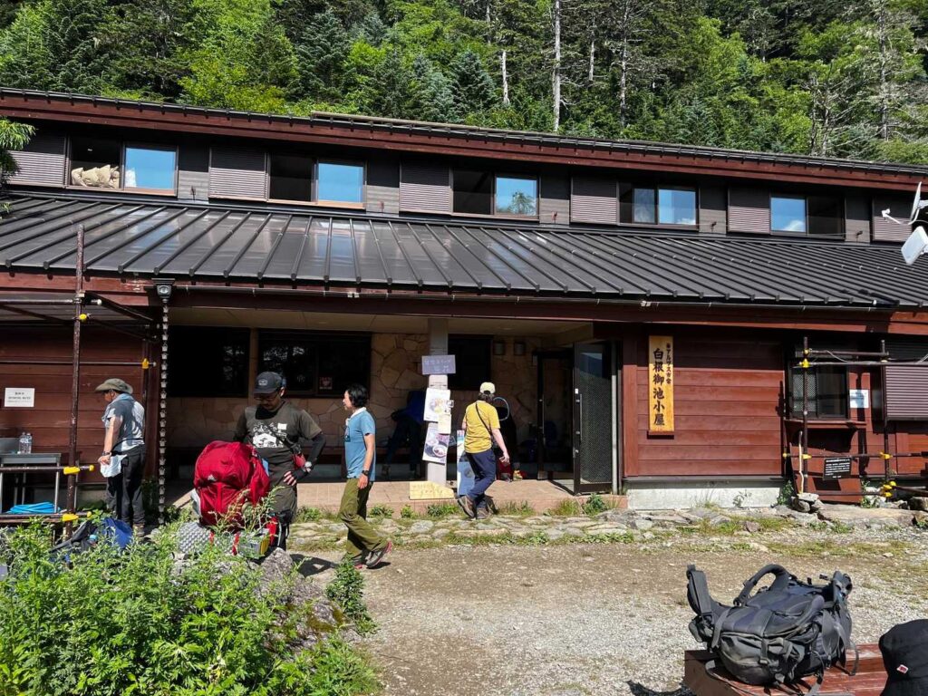 白根御池小屋に到着。水場で補給