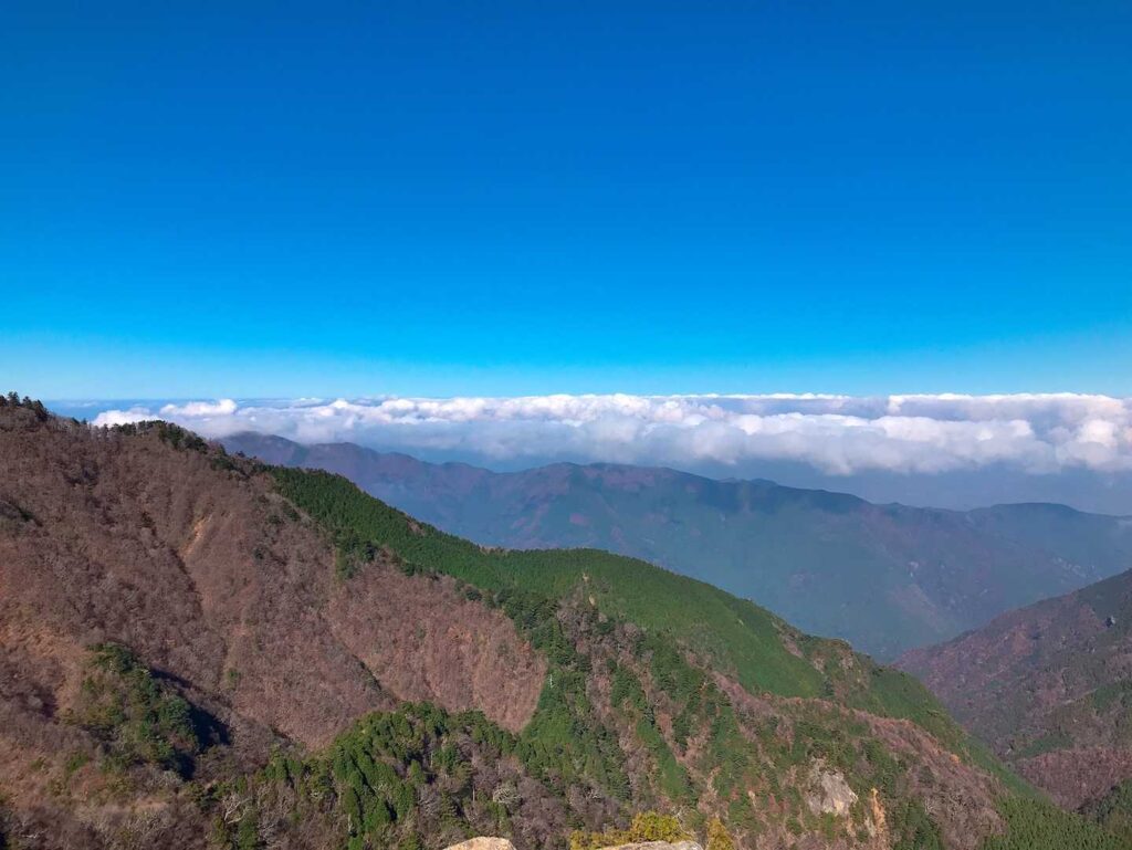 鎖場の上から絶景が広がる