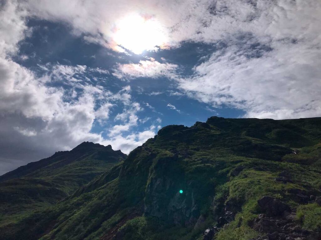 太陽が出てきた稜線