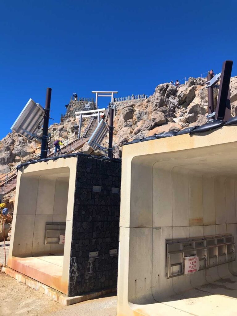 山頂直下の避難シェルター