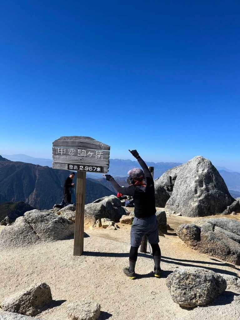 甲斐駒ヶ岳の山頂標識