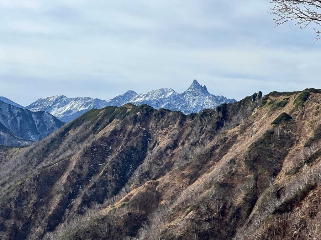 稜線から望む槍ヶ岳