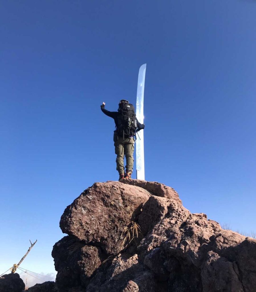 男体山山頂の大剣