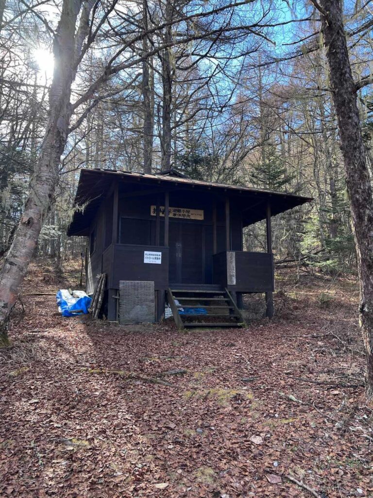 途中にある避難小屋