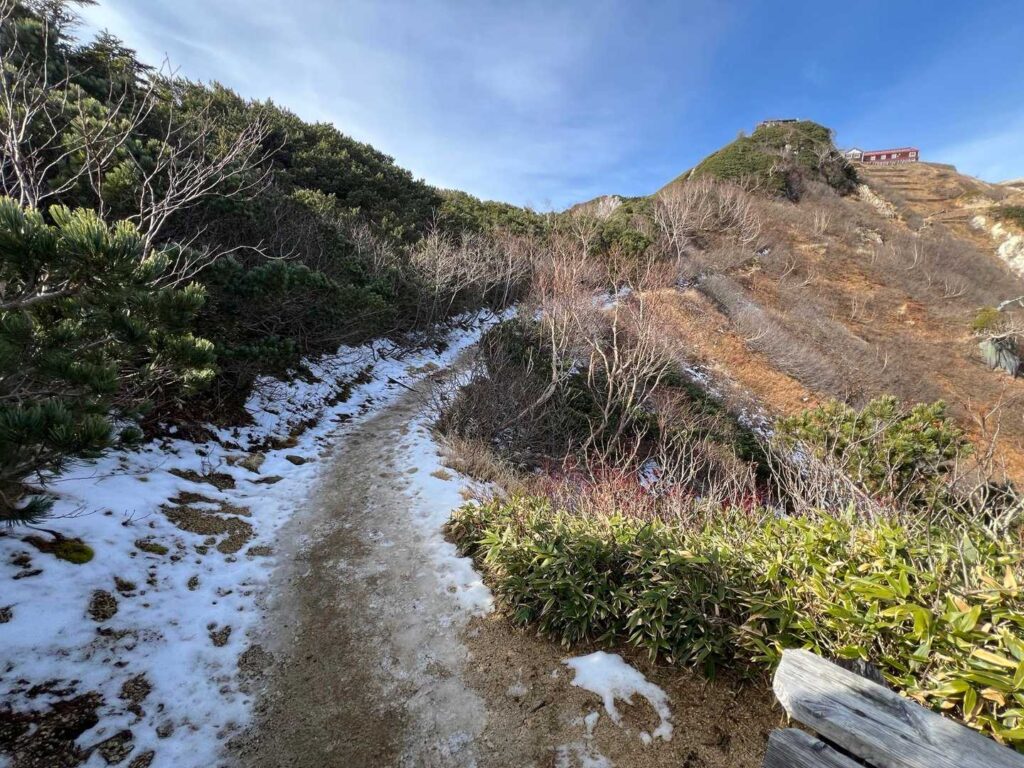稜線上の残雪。この程度ならそのまま歩ける