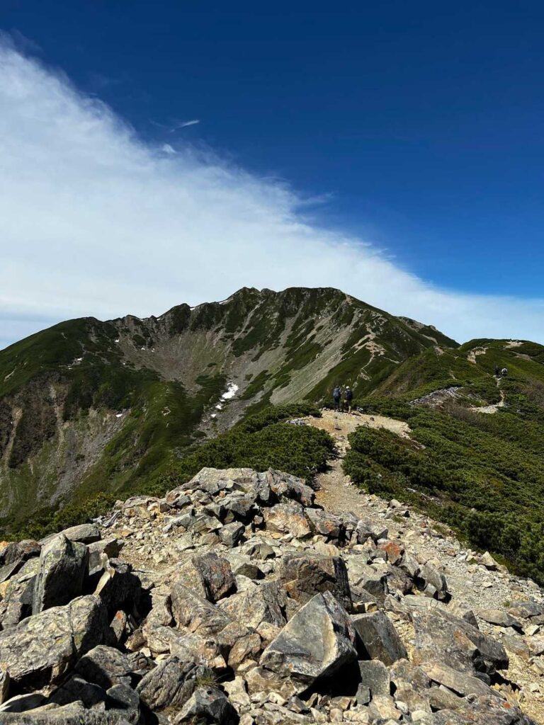 仙丈ヶ岳のカールと山頂方面