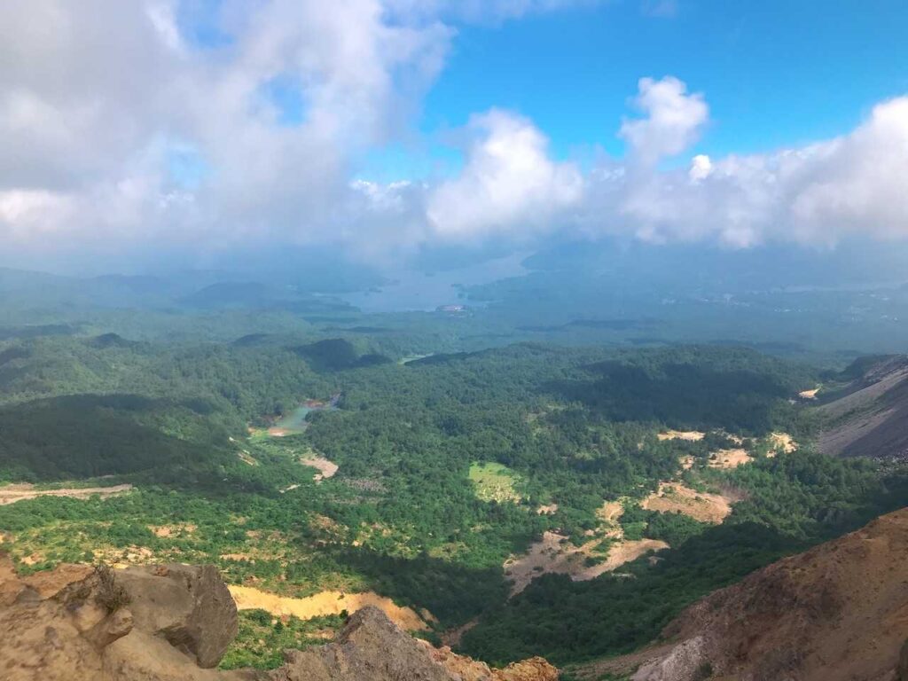 ガスの切れ間から見えた五色沼