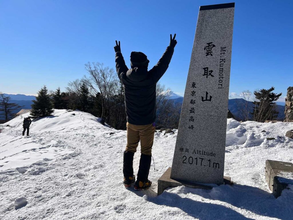 富士山をバックに山頂で記念撮影