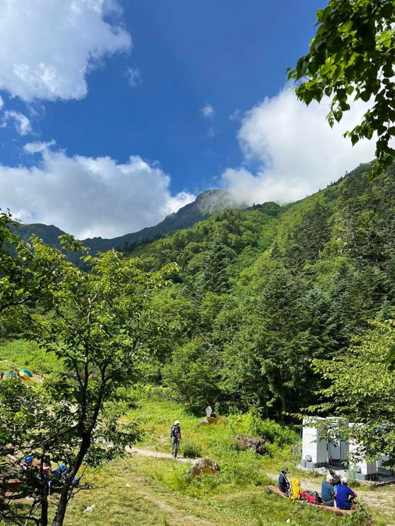 分岐点。肩の小屋方面は急勾配なので二俣へ