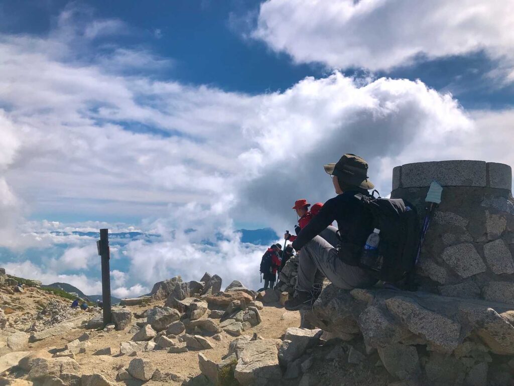 山頂からの360°パノラマ。少し雲が