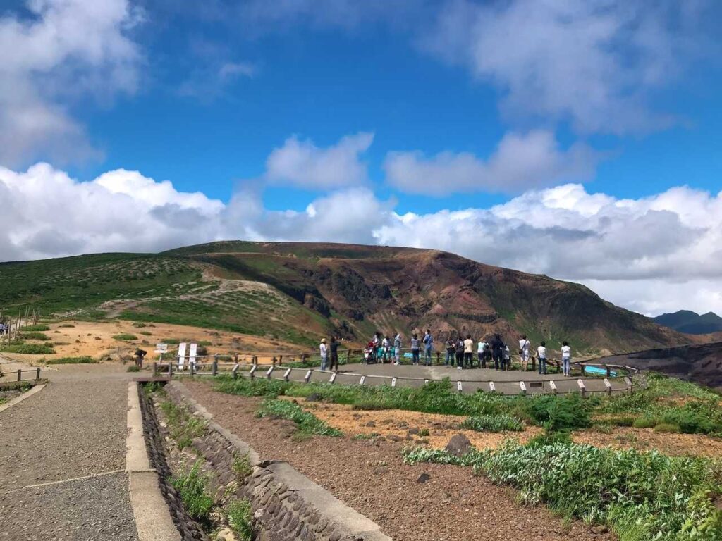 青空の下、お釜を一望