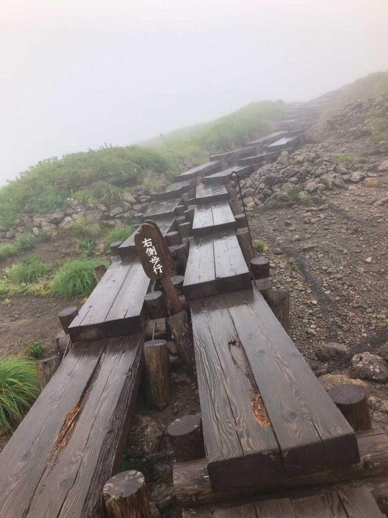 山頂に向かう長い木道