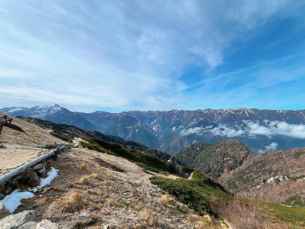 燕山荘から少し登った場所からの展望
