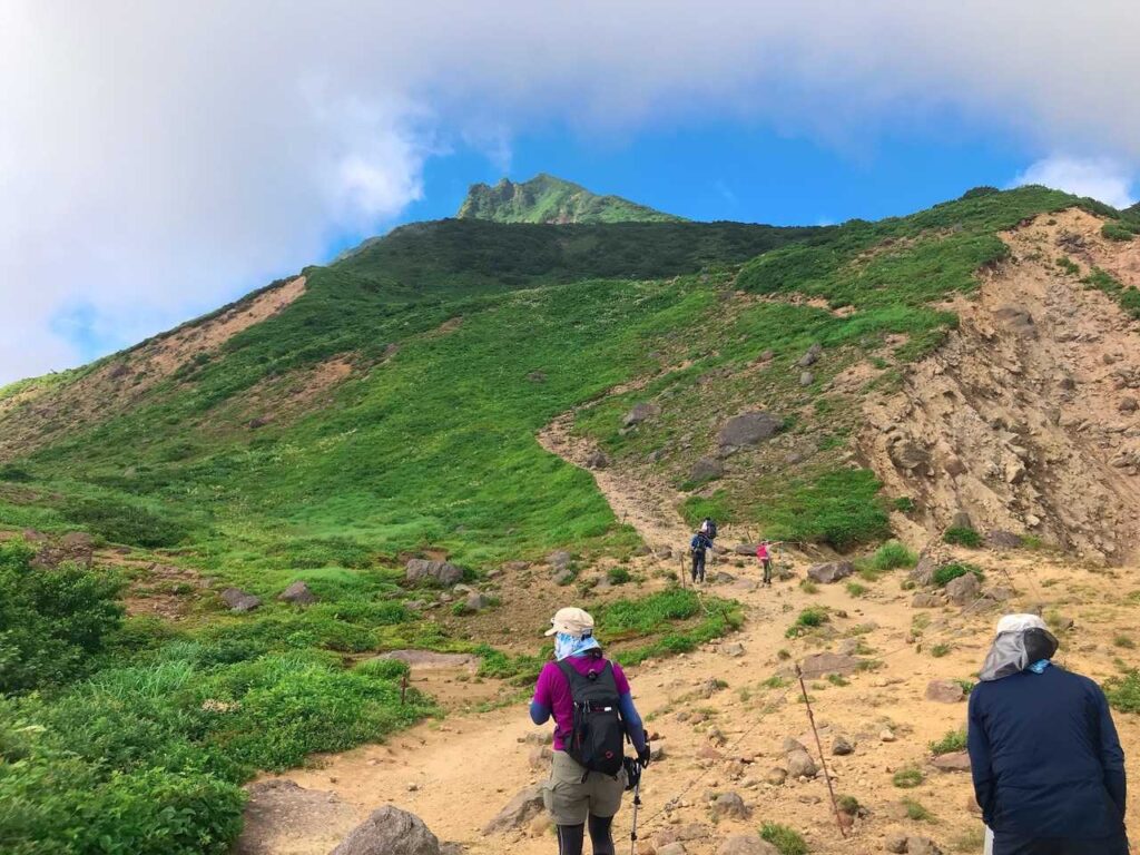 晴れてきた空と山頂方面