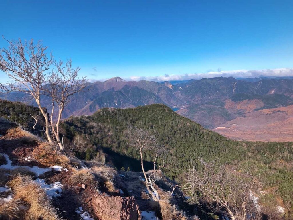 うっすら雪が残る