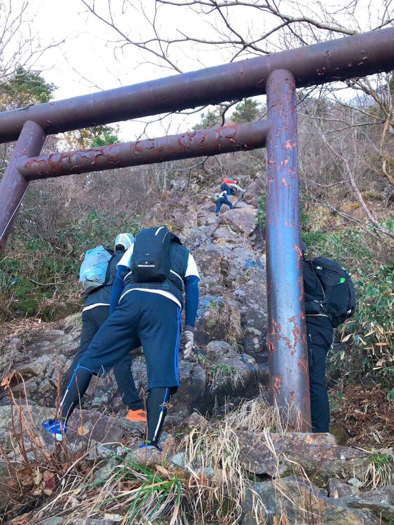 二の鎖を見上げる