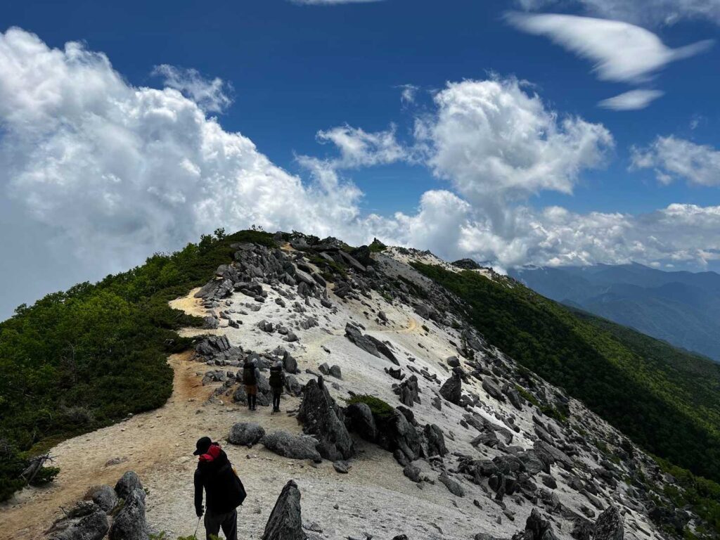 白砂の稜線をのんびり歩く