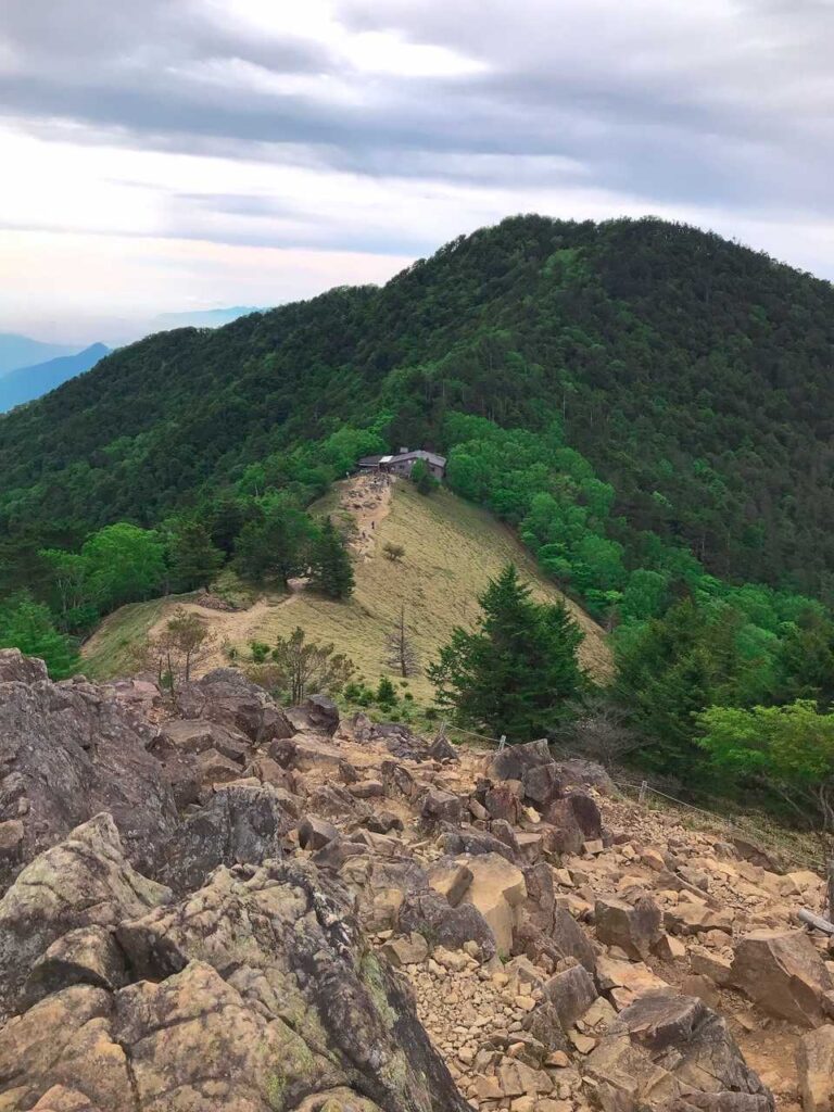 介山荘で登山バッジを購入