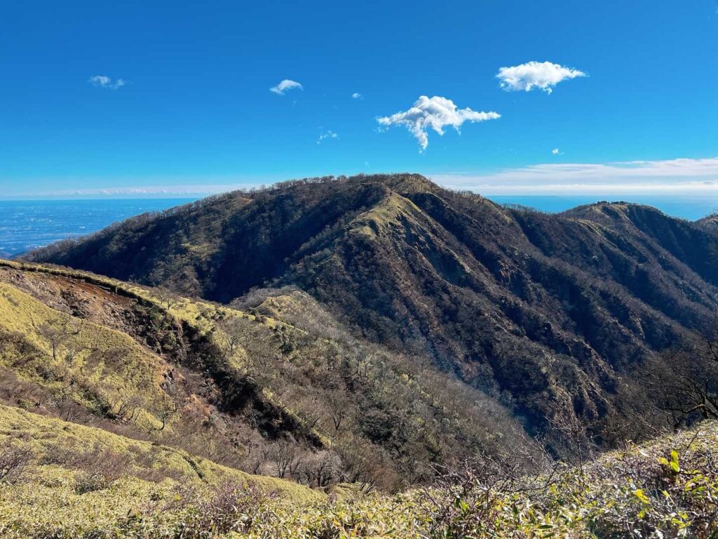 遠ざかる丹沢山